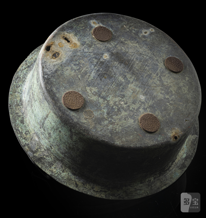 A bronze basin with relief and engraved decoration of fishes around a 'yin yang' symbol - 图4